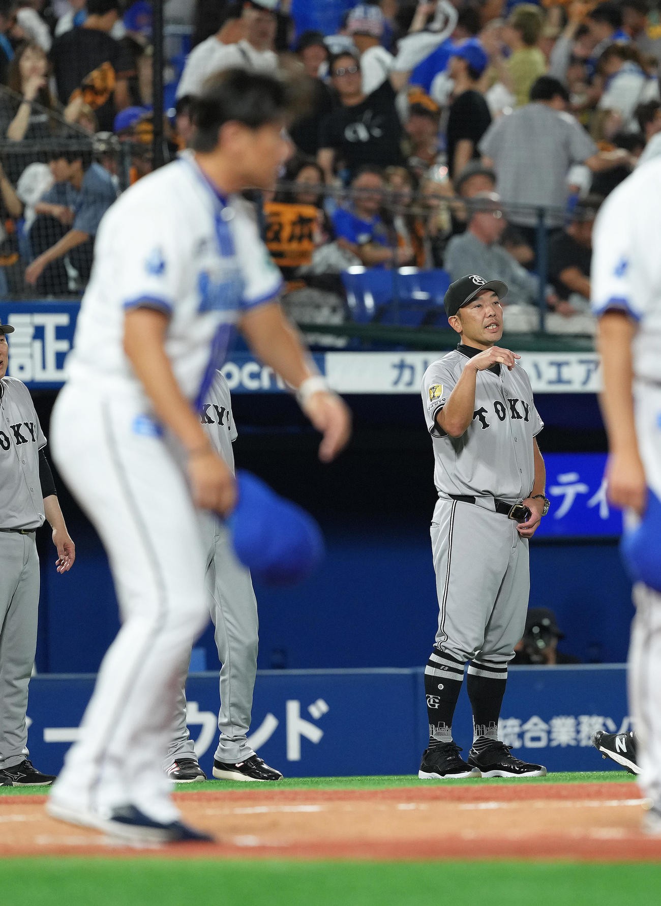 DeNA対巨人　DeNAに連勝し、タッチでナインらを迎える巨人阿部監督。手前はDeNA三浦監督（撮影・足立雅史）