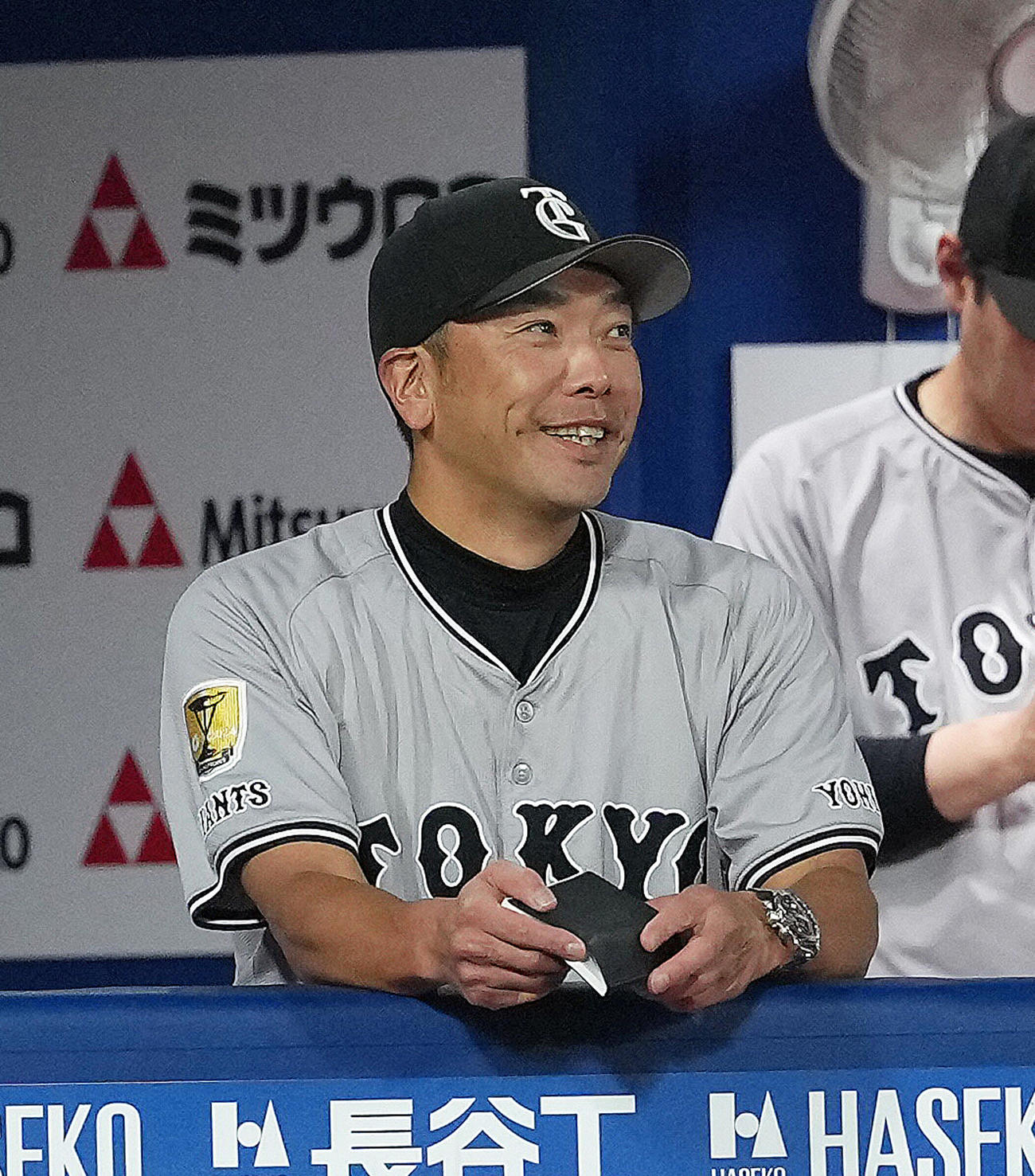 DeNA対巨人　ベンチで笑顔を見せる巨人阿部監督（撮影・足立雅史）