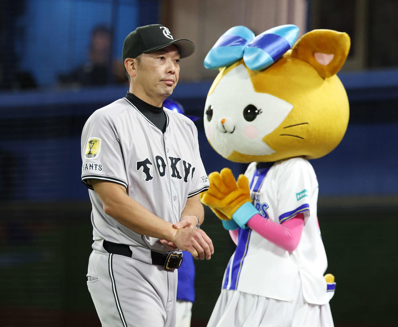 DeNA対巨人　9回裏、選手交代を告げベンチに下がる巨人阿部監督（撮影・宮地輝）