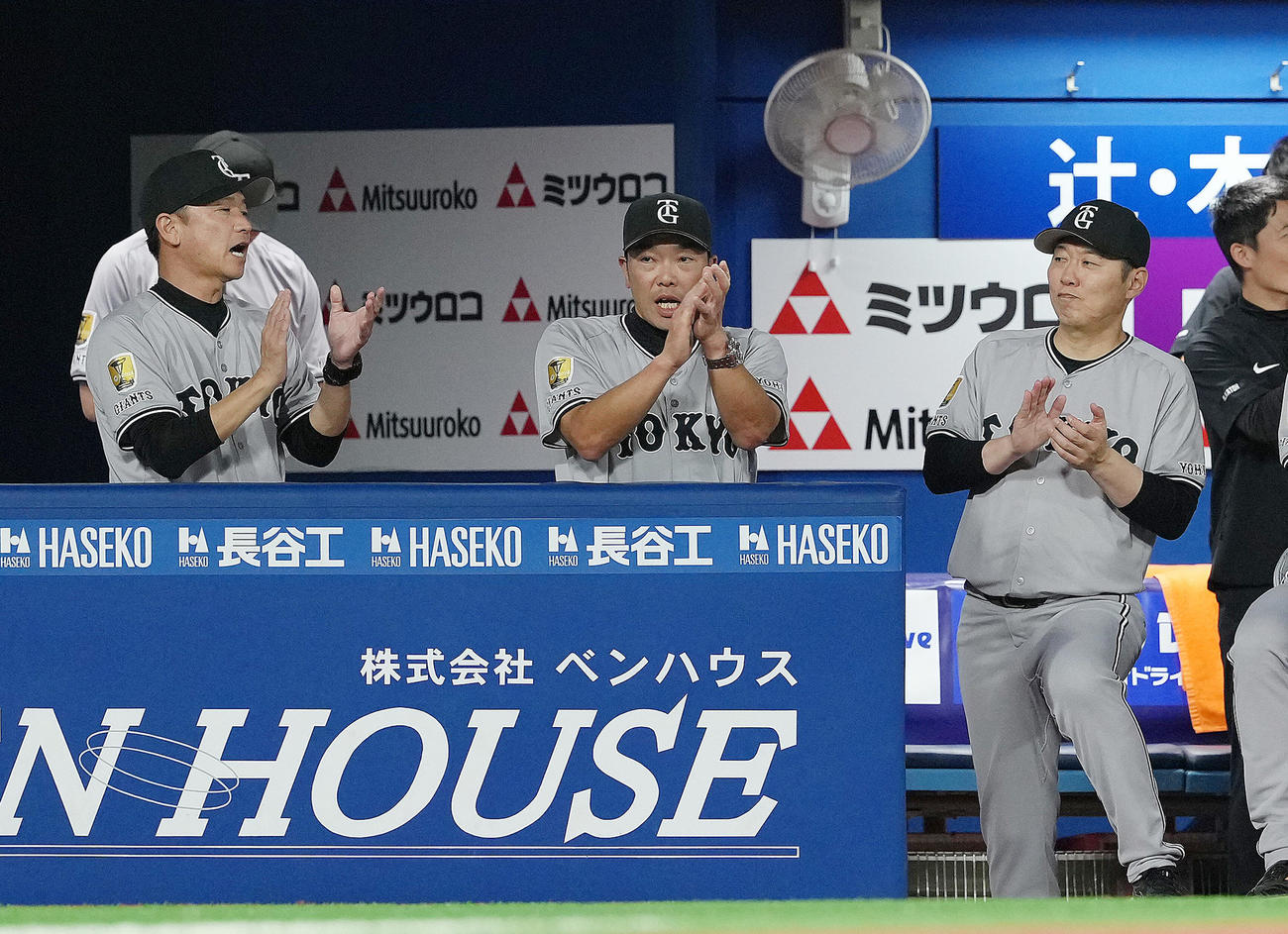 DeNA対巨人　DeNAに連勝し、手をたたく巨人阿部監督（中央）（撮影・足立雅史）