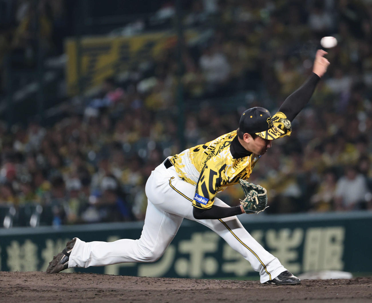 阪神対ヤクルト　最後を締めくくった阪神3番手の岩崎（撮影・西尾就之）