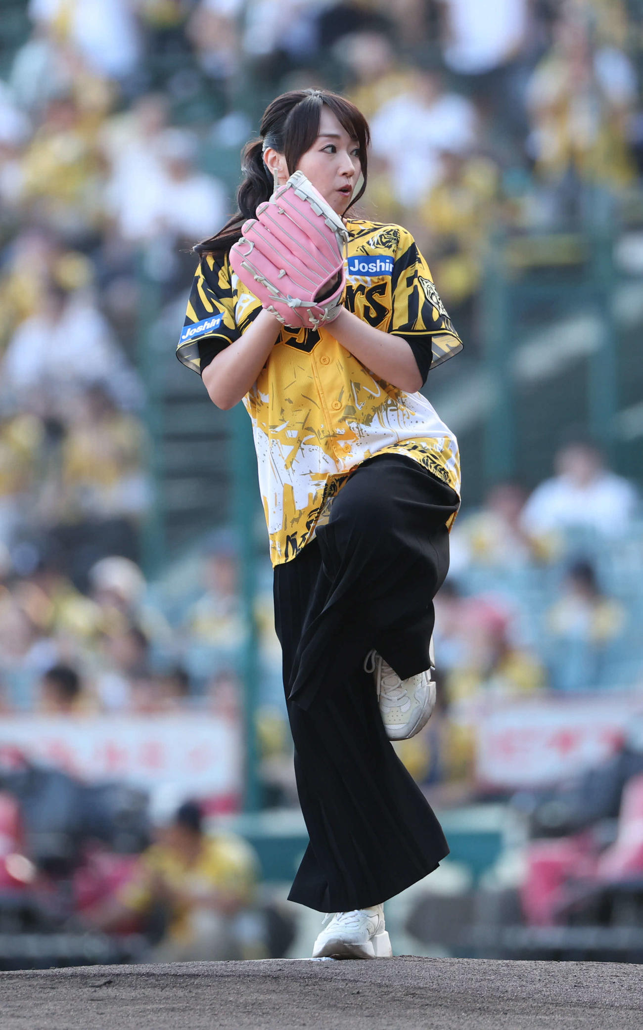 阪神対ヤクルト　ファーストピッチに登場した水樹奈々（撮影・西尾就之）