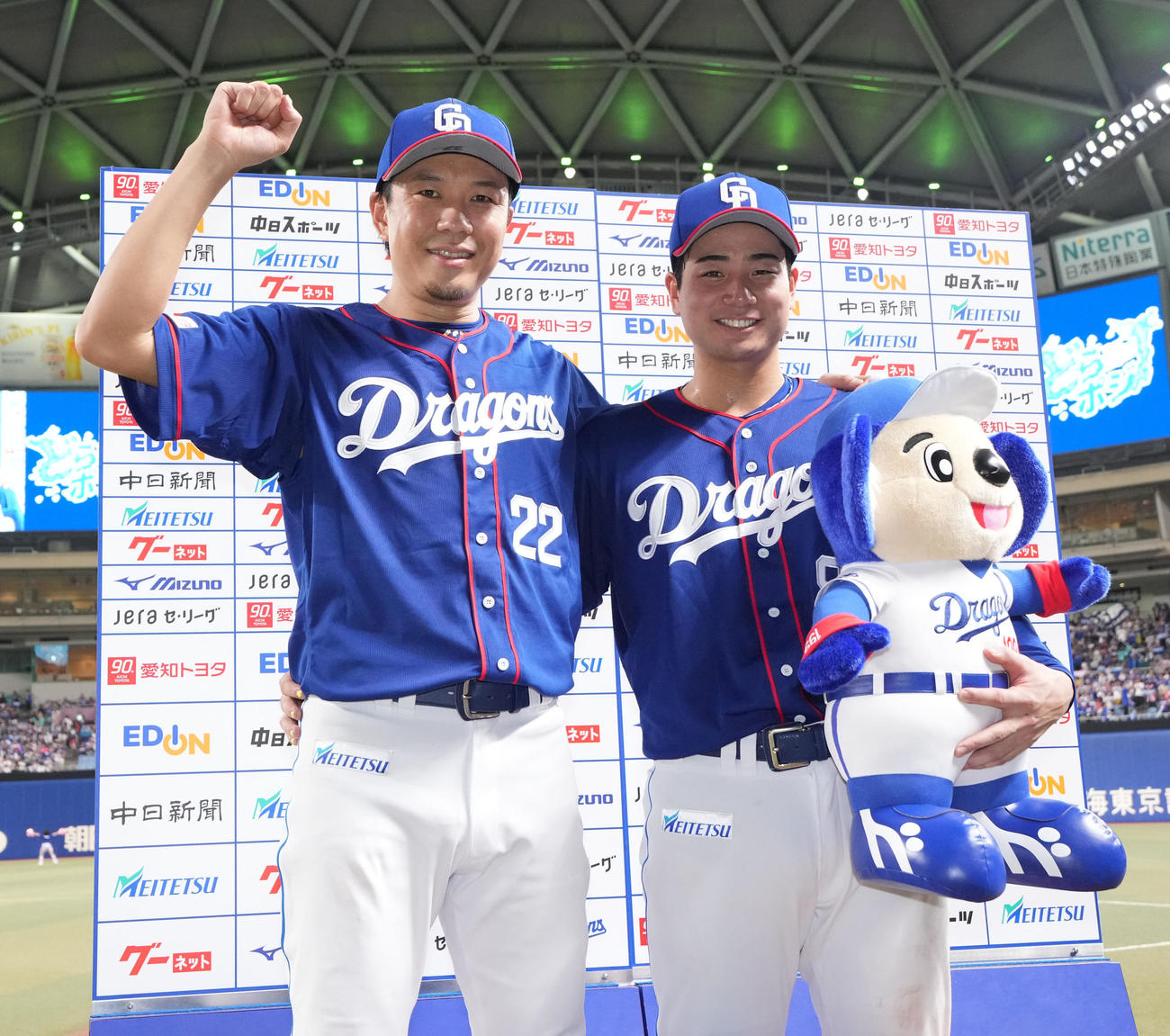 中日対広島　ヒーローインタビューを終えポーズを決める左から大野と石伊（撮影・森本幸一）