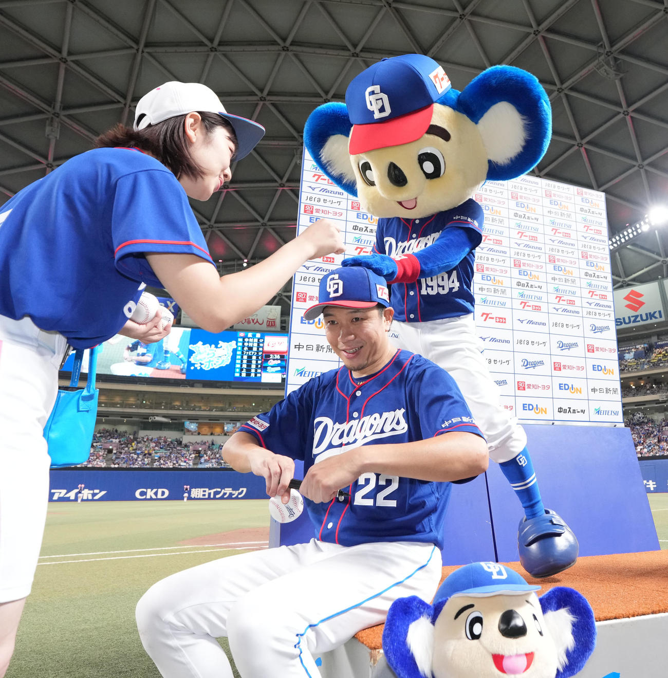 中日対広島　試合終了、完投勝利の大野（中央）はドアラから祝福される（撮影・森本幸一）