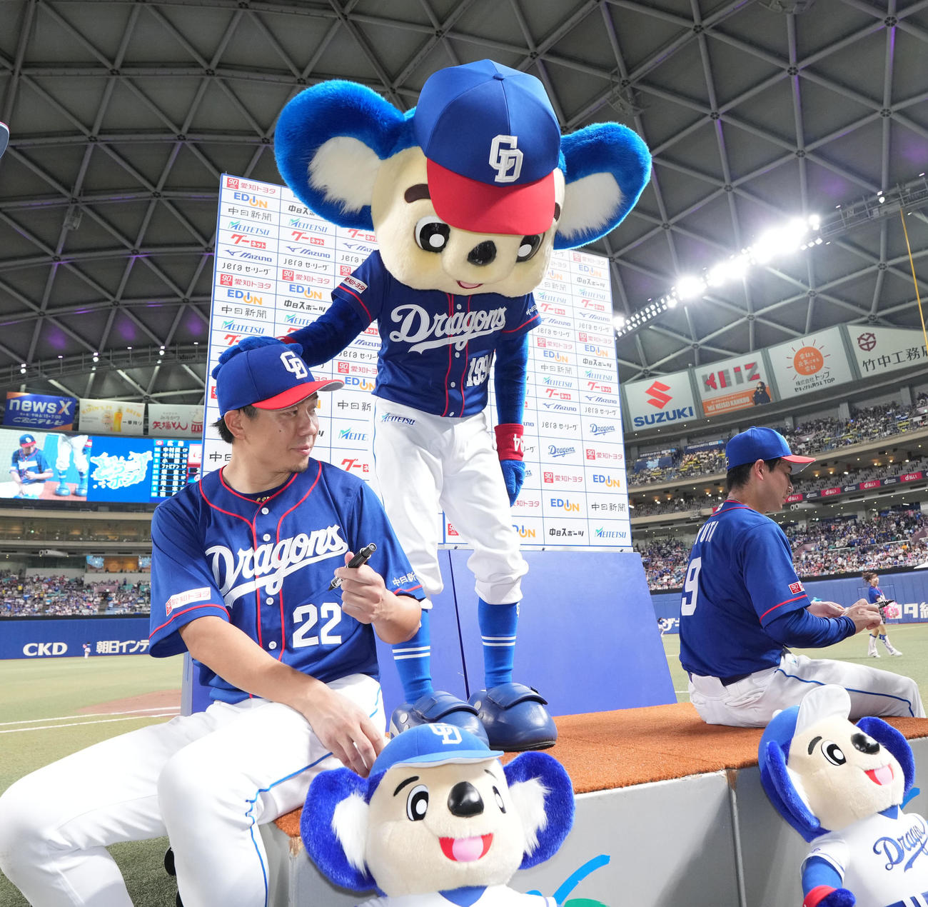 中日対広島　試合終了、完投勝利の大野（左）はドアラから祝福される（撮影・森本幸一）