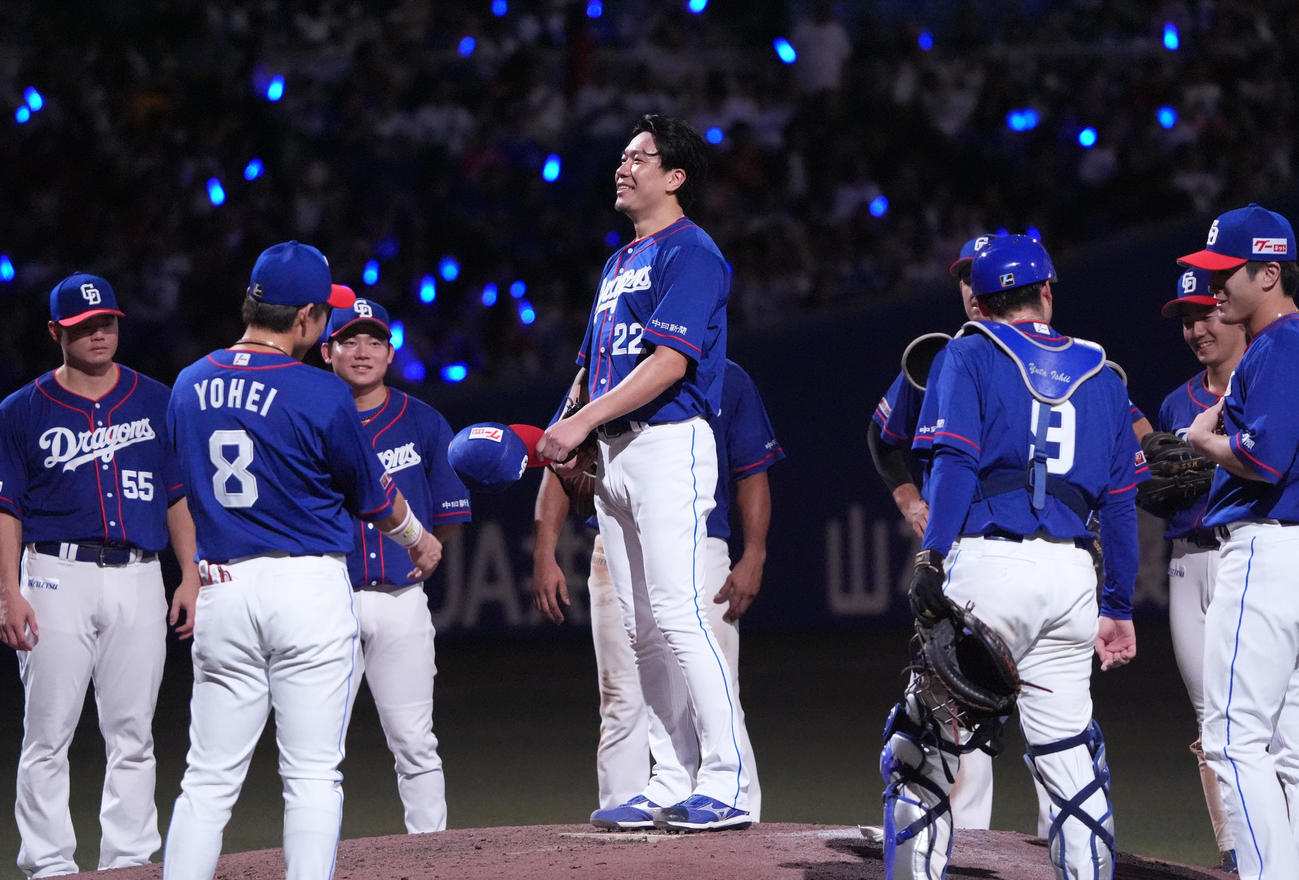 中日対広島　試合終了、完投勝利の大野（中央）は円陣中央でナインに言葉をかける（撮影・森本幸一）