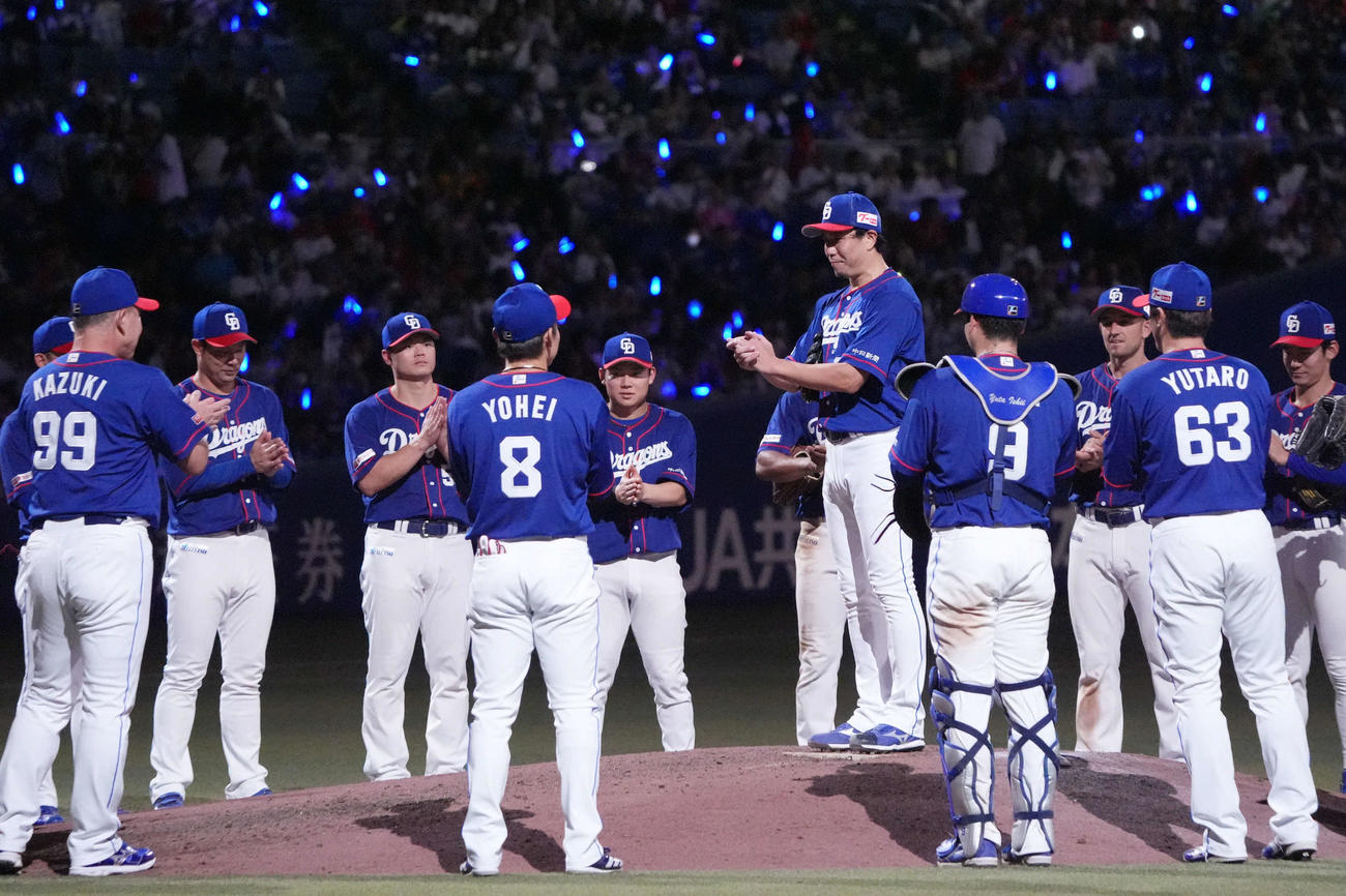 中日対広島　、完投勝利の大野（中央）は円陣中央でナインに言葉をかけ手締めをする（撮影・森本幸一）