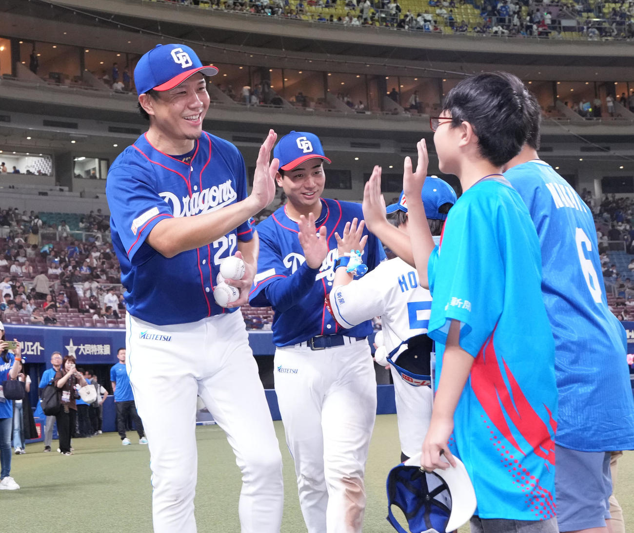 中日対広島　大野（左）は子どもたちとタッチを交わす（撮影・森本幸一）