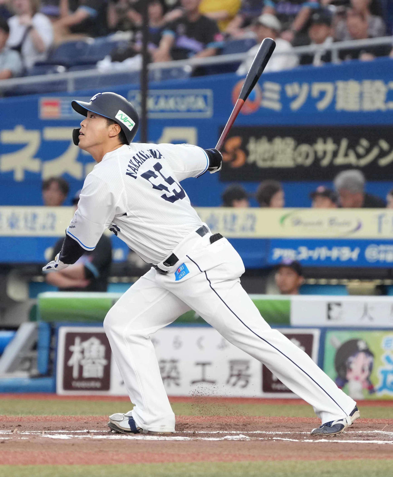 ロッテ対西武　1回表西武無死一、三塁、仲三河優太は先制の左犠飛を放つ（撮影・小沢裕）