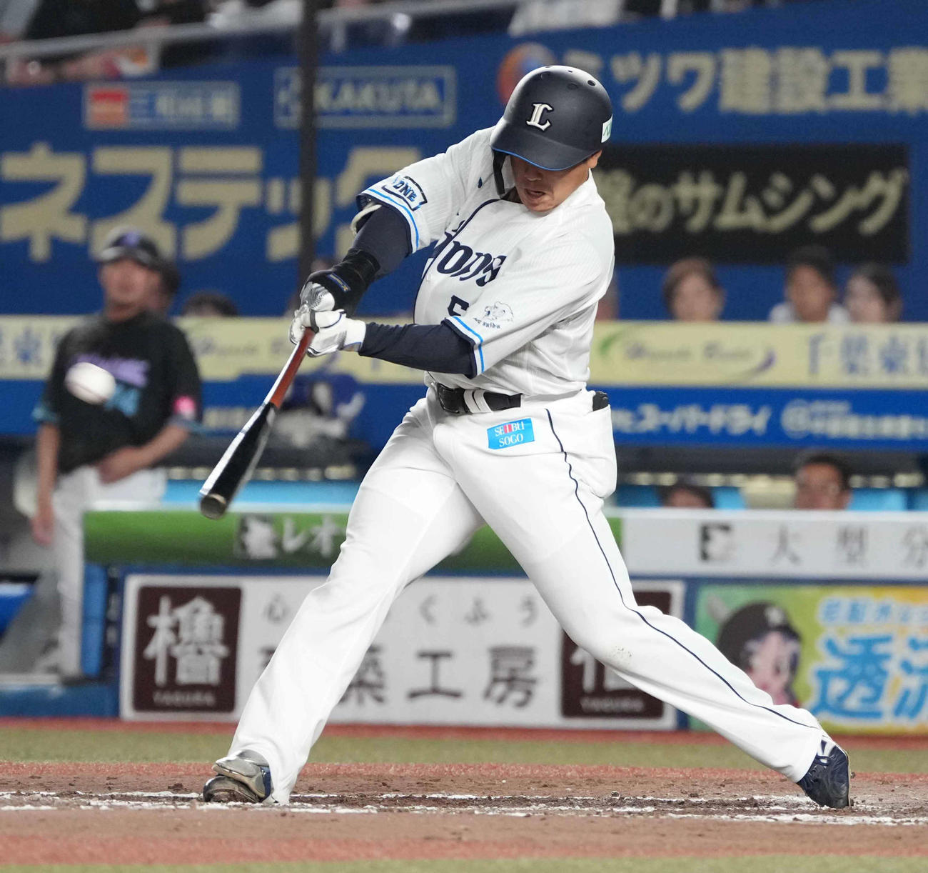 ロッテ対西武　8回表西武1死満塁、仲三河は走者一掃の中適時三塁打を放つ（撮影・小沢裕）
