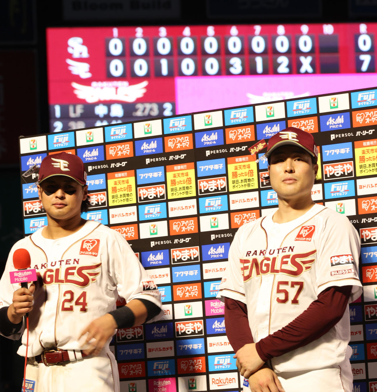 楽天対ソフトバンク　ソフトバンクを相手にプロ初完封を飾りお立ち台に立つ滝中。左は黒川（撮影・水谷安孝）