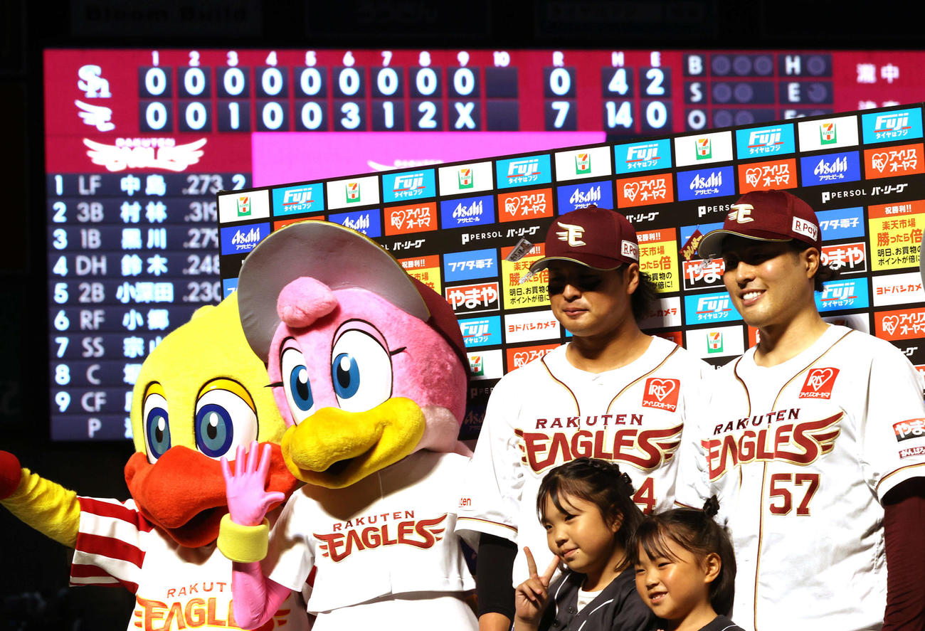 楽天対ソフトバンク　ソフトバンクを相手にプロ初完封を飾りお立ち台に立つ滝中（右）と黒川（撮影・水谷安孝）
