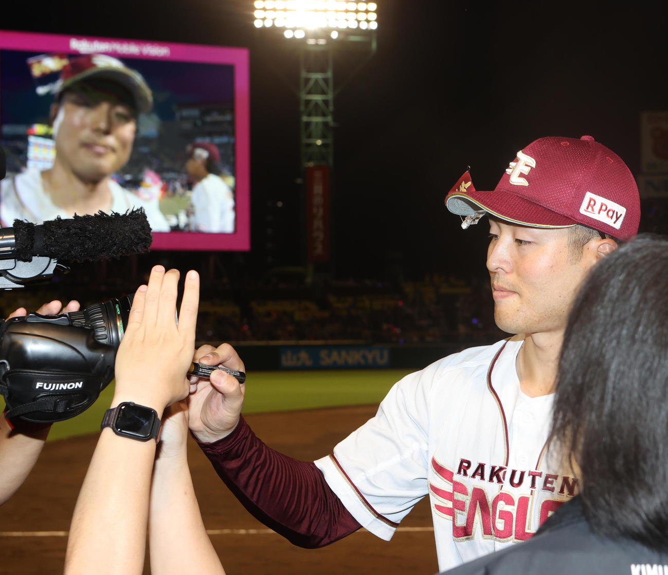 楽天対ソフトバンク　ソフトバンクを相手にプロ初完封を飾りカメラにサインする滝中（撮影・水谷安孝）