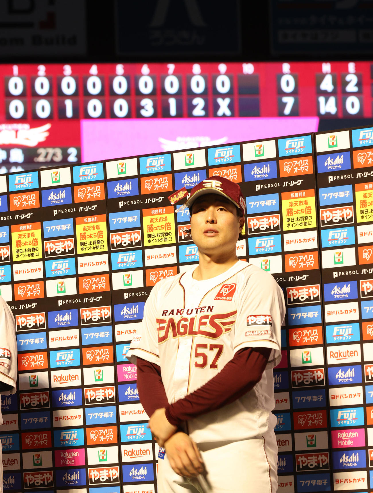 楽天対ソフトバンク　ソフトバンクを相手にプロ初完封を飾りお立ち台に立つ滝中（撮影・水谷安孝）＝2025年7月12日