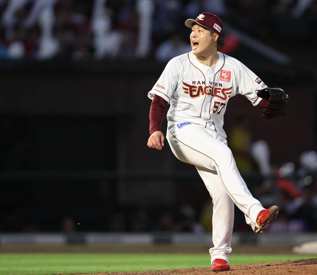 楽天対ソフトバンク　ソフトバンクを相手にプロ初完封を飾った滝中（撮影・水谷安孝）