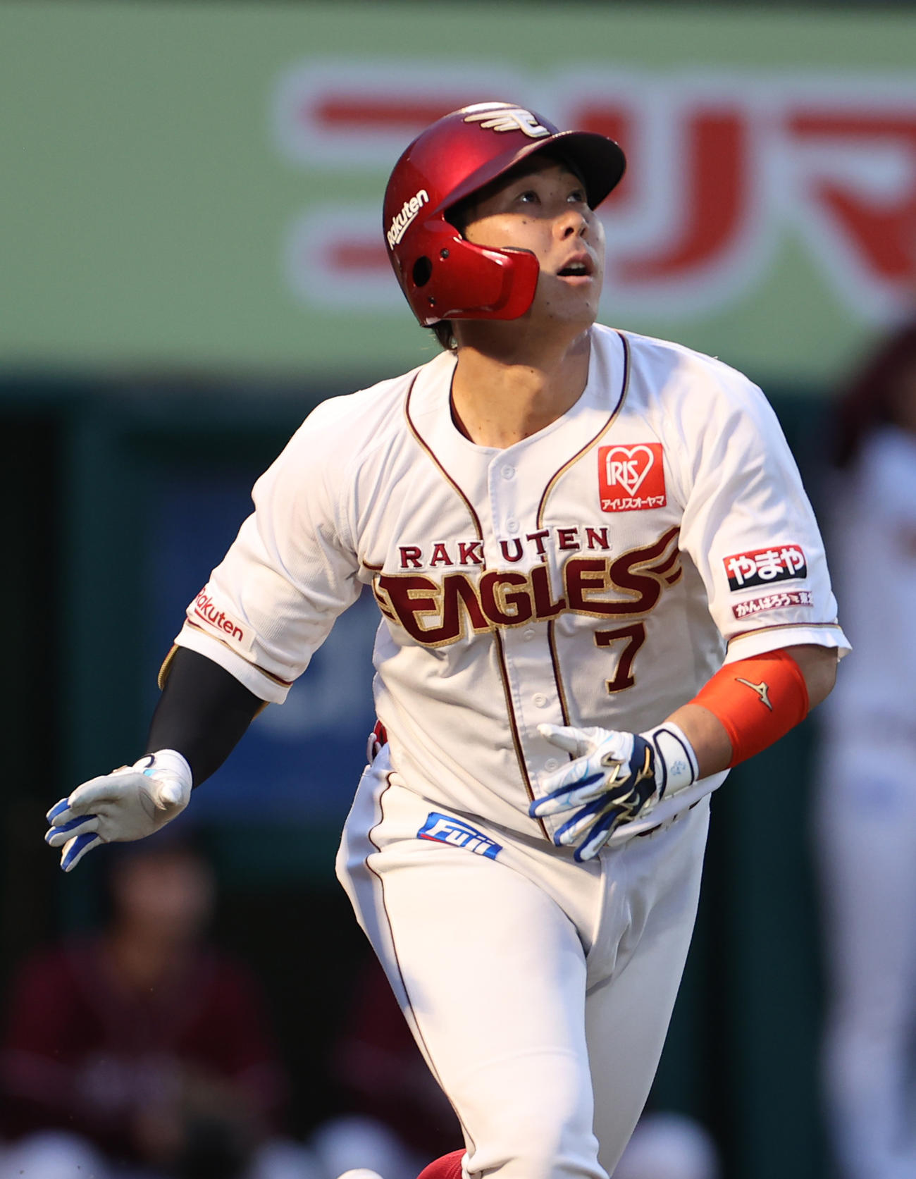 楽天対ソフトバンク　8回裏楽天1死一塁、右翼越え2点本塁打を放つ鈴木（撮影・水谷安孝）