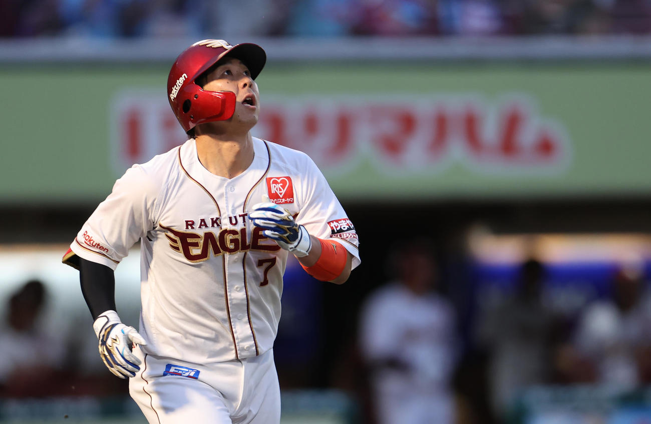 楽天対ソフトバンク　8回裏楽天1死一塁、右翼越え2点本塁打を放つ鈴木（撮影・水谷安孝）