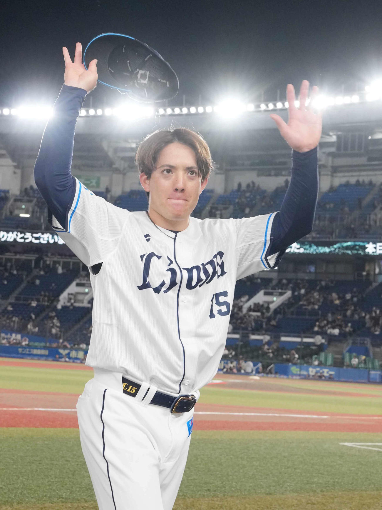 ロッテ対西武　8回1失点の好投で今季3勝目を挙げた西武先発の与座はスタンドの声援に応える（撮影・小沢裕）