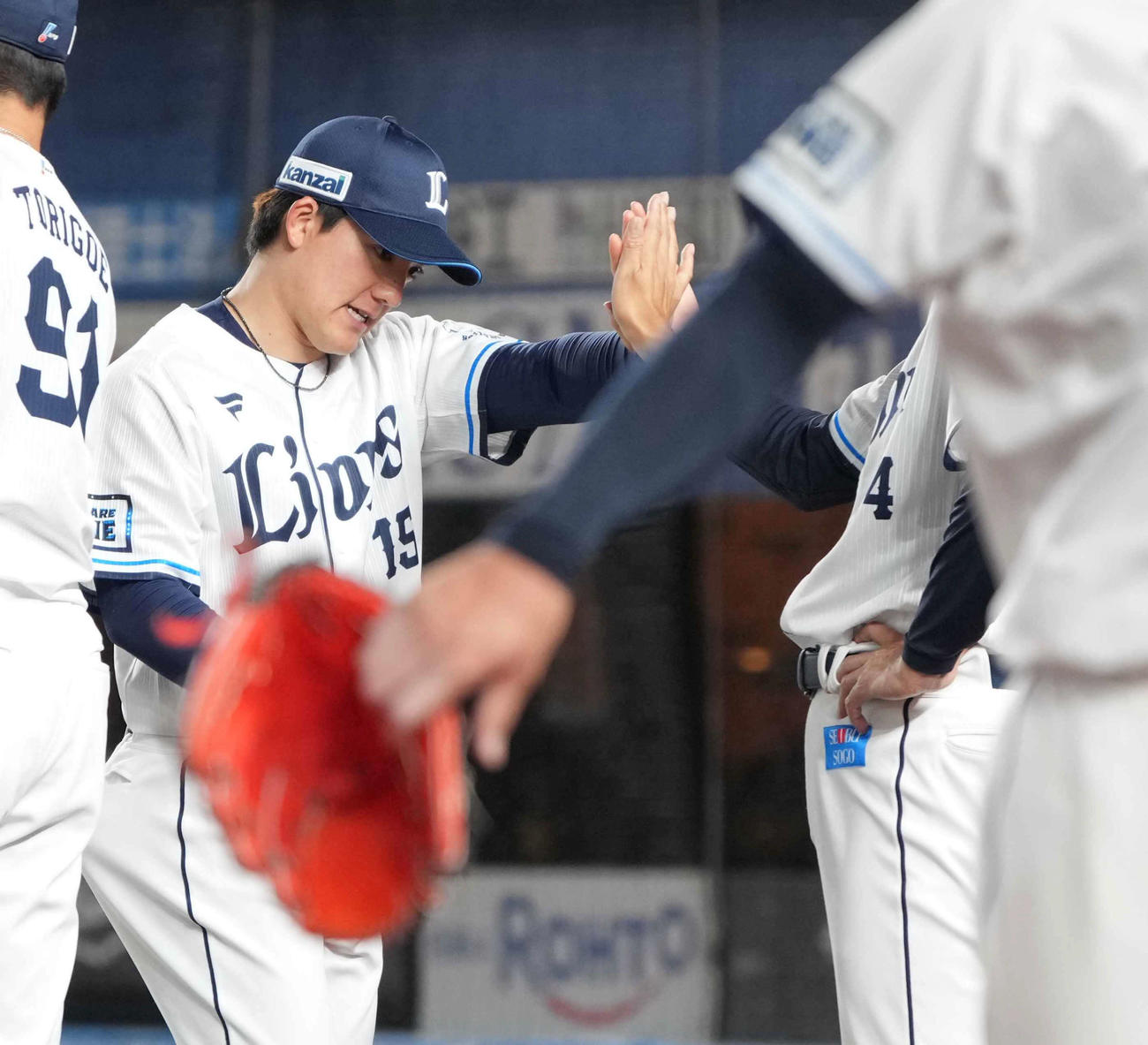 ロッテ対西武　8回1失点の好投で今季3勝目を挙げた西武先発の与座（左）は西口監督とハイタッチ（撮影・小沢裕）