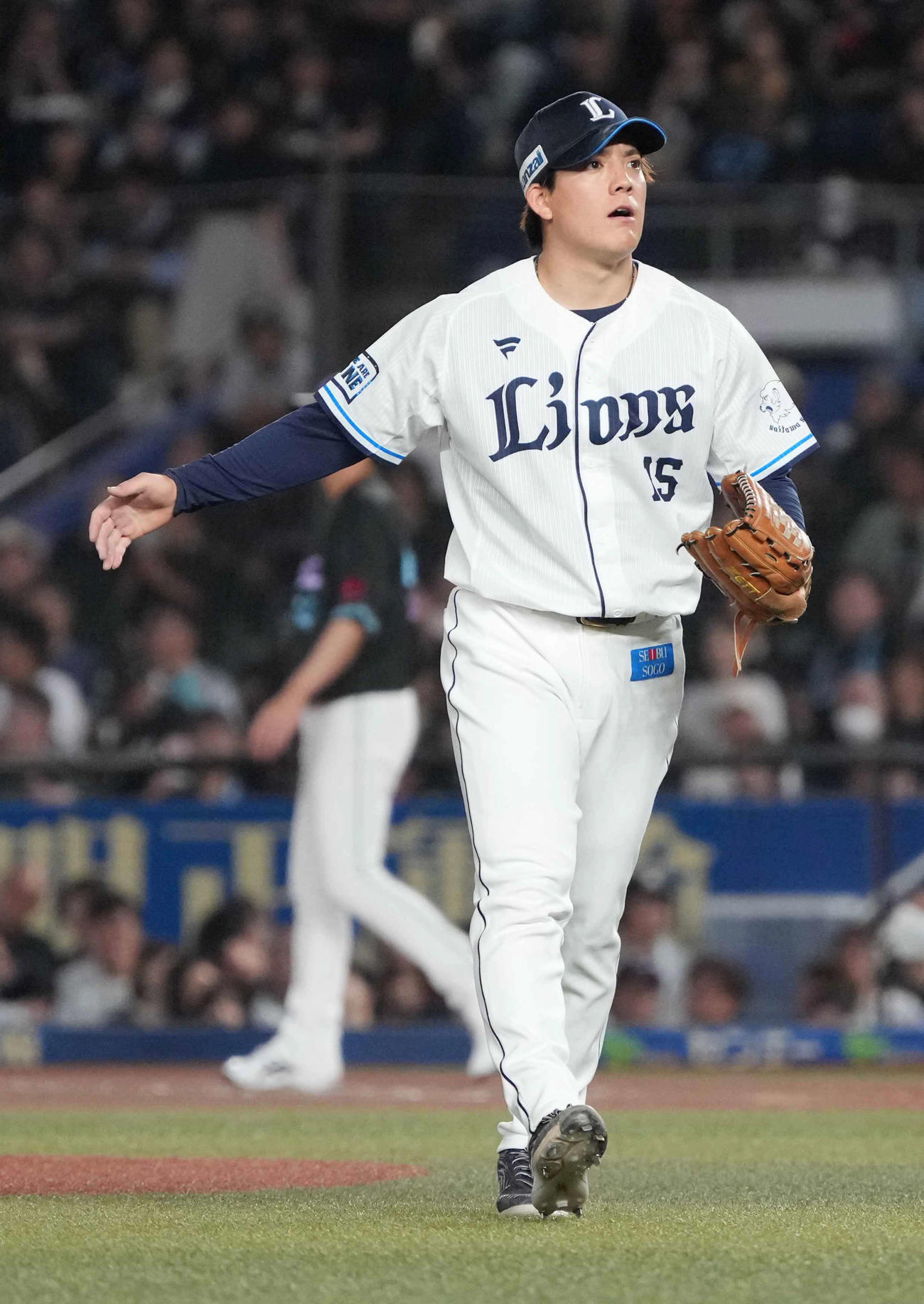 ロッテ対西武　7回の投球を終えベンチへ引き揚げる西武先発の与座（撮影・小沢裕）