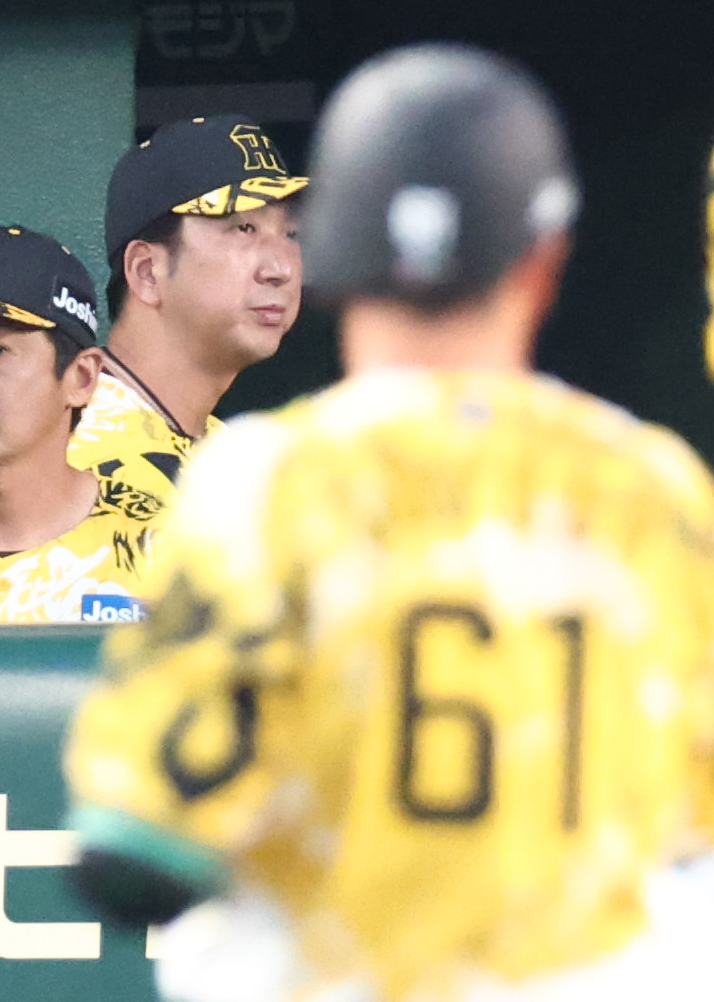 阪神対ヤクルト　4回終了後、豊田（右）に交代を出す藤川監督（撮影・上田博志）