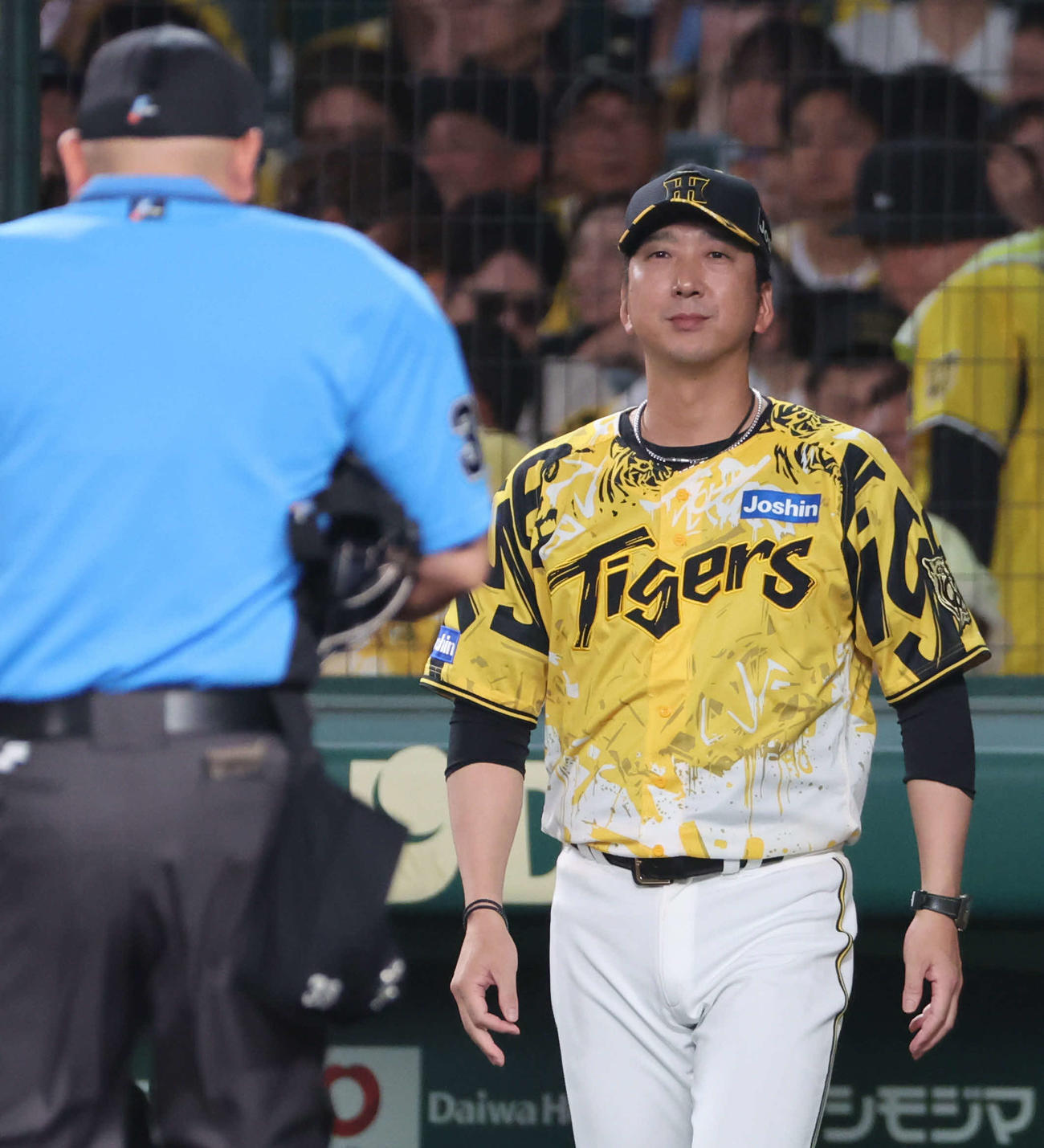 阪神対ヤクルト　7回の攻撃を終え、選手交代を告げるためベンチを出る阪神藤川監督（撮影・西尾就之）