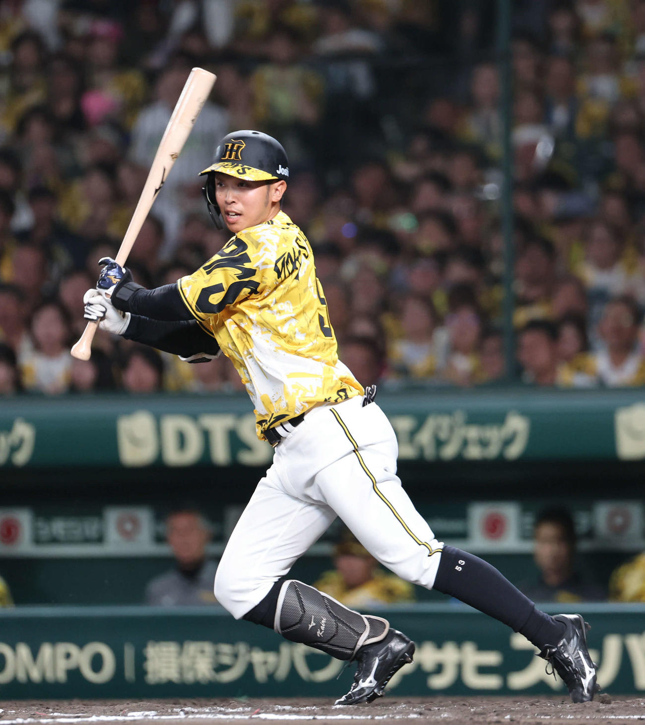 阪神対ヤクルト　7回裏阪神1死、途中出場の島田は左前打を放つ（撮影・西尾就之）