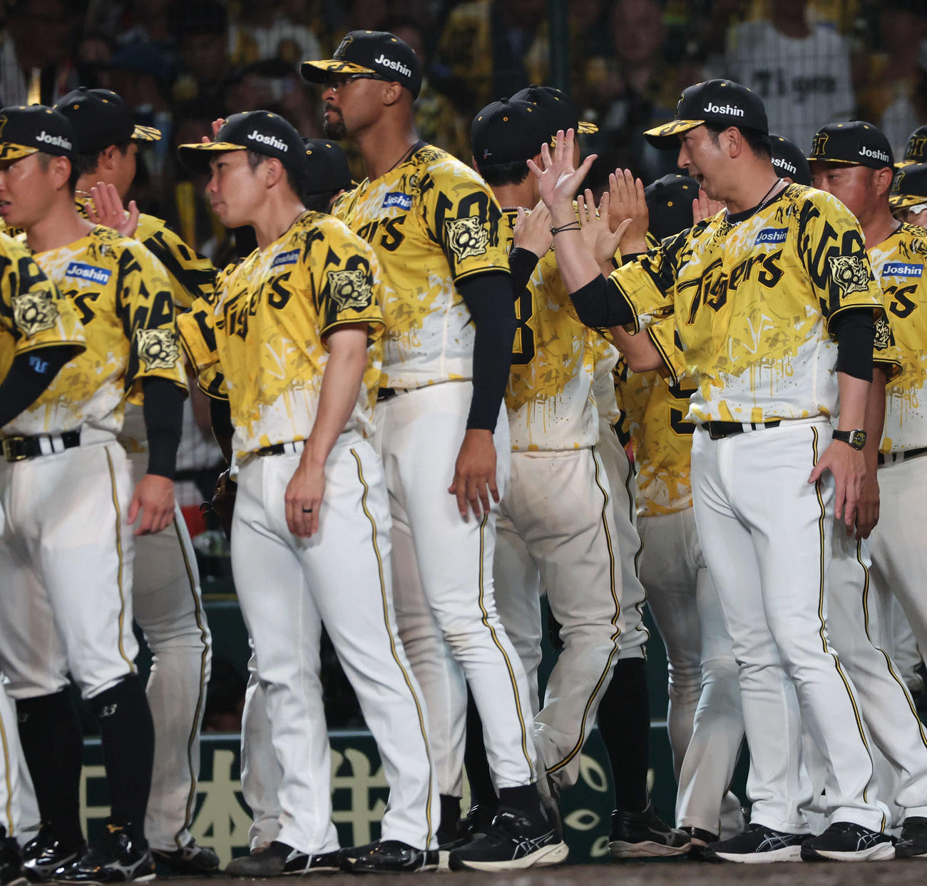 阪神対ヤクルト　6勝目を挙げたデュプランティエ（左）ととともにナインを出迎える阪神藤川監督（撮影・西尾就之）