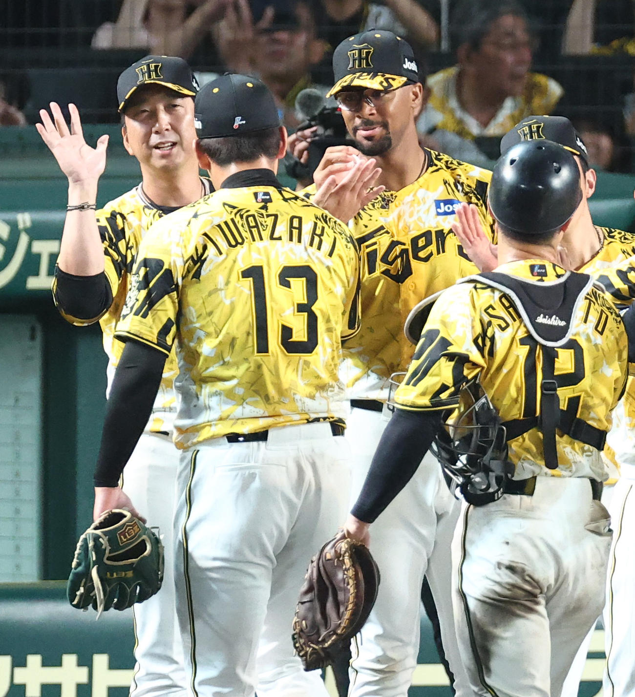 阪神対ヤクルト　デュプランティエ（右から2人目）は岩崎から勝利球を受け取る。左は藤川監督（撮影・上田博志）