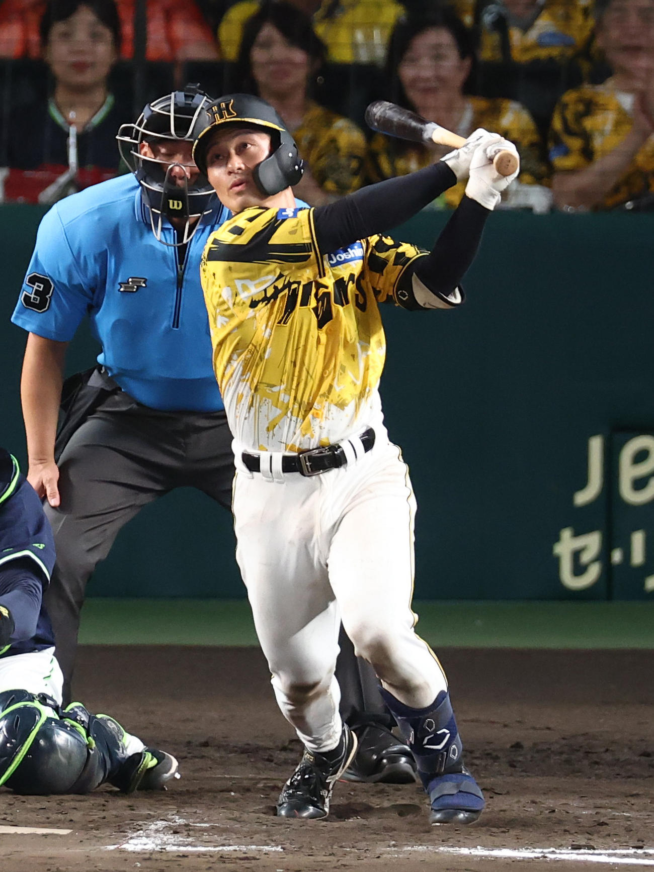阪神対ヤクルト　8回裏阪神2死二塁、坂本は適時三塁打を放つ（撮影・上田博志）
