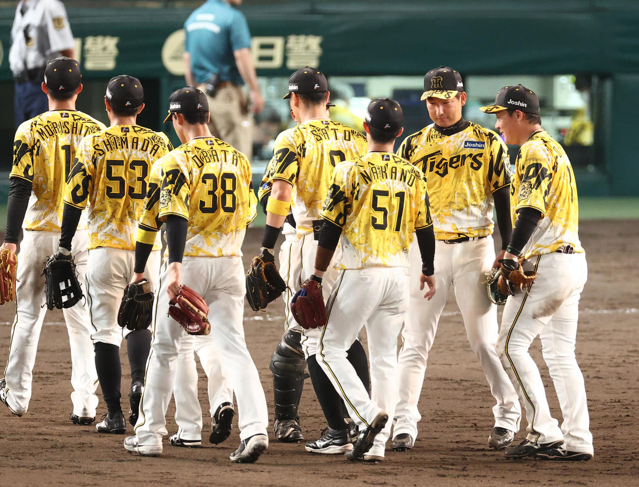 阪神対ヤクルト　セーブをあげた岩崎（右から2人目）はナインとハイタッチをする（撮影・上田博志）