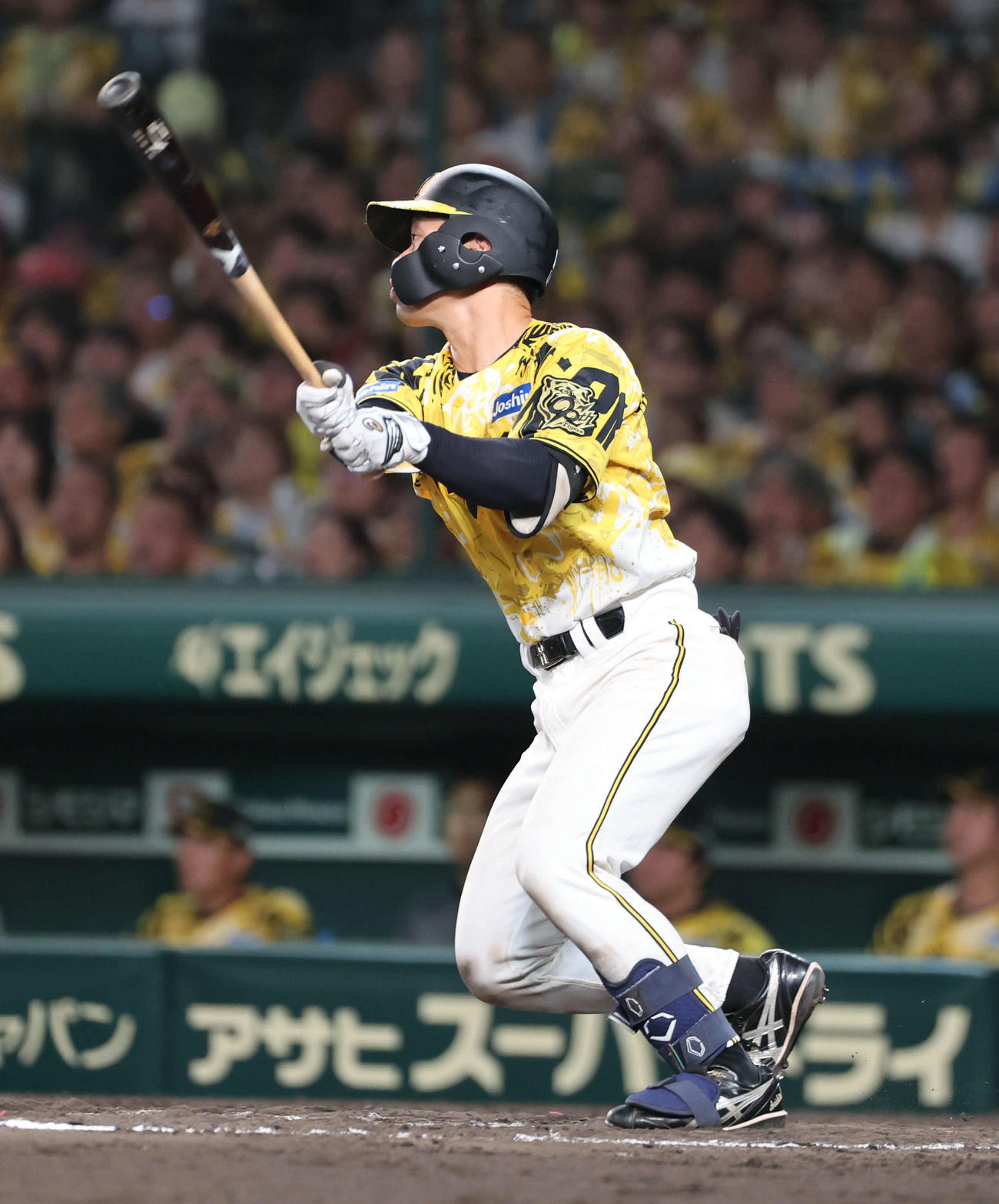 阪神対ヤクルト　8回裏阪神2死二塁、坂本は右越えに適時三塁打を放つ（撮影・西尾就之）