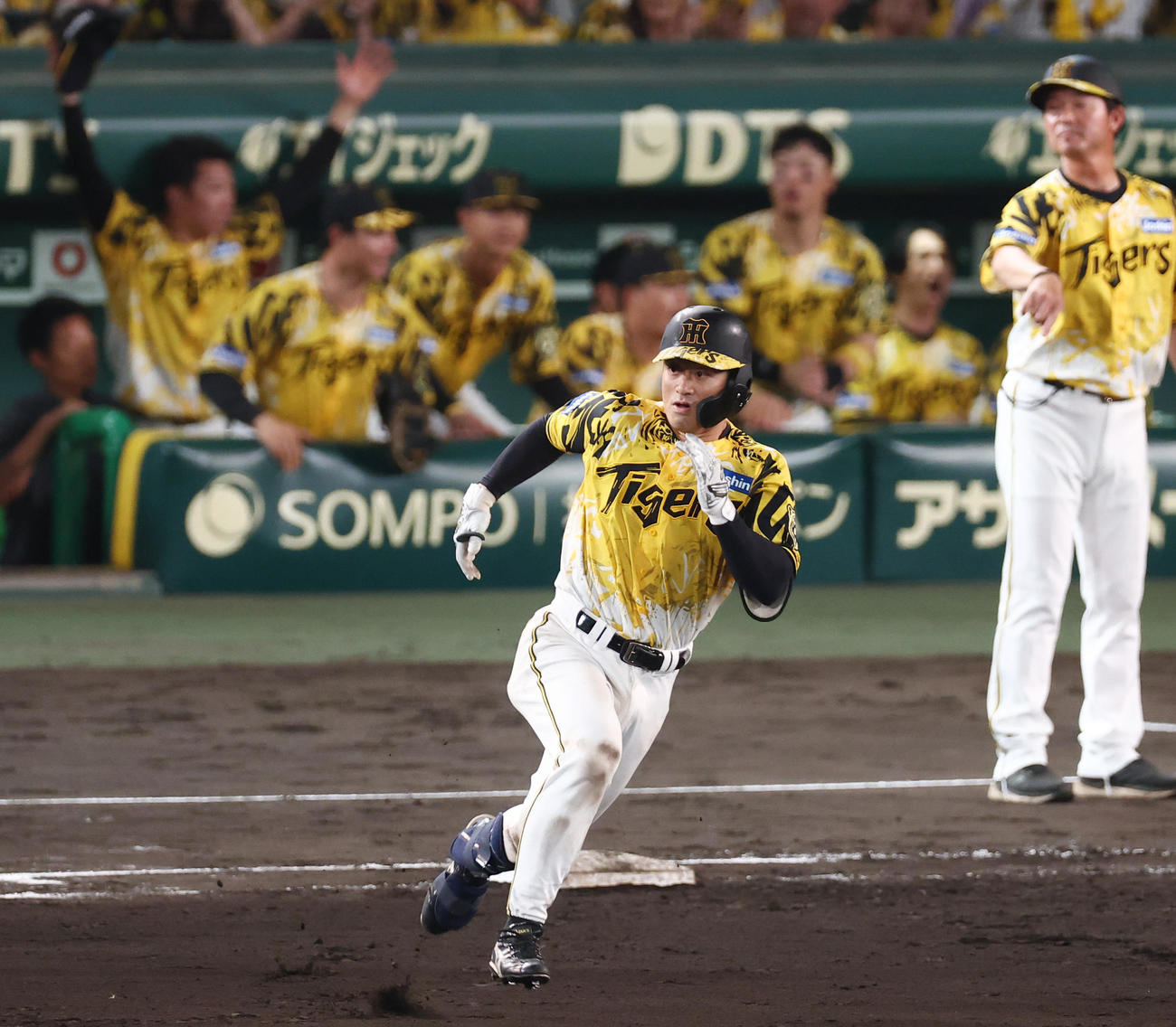 阪神対ヤクルト　8回裏阪神2死二塁、坂本は適時三塁打を放つ（撮影・上田博志）