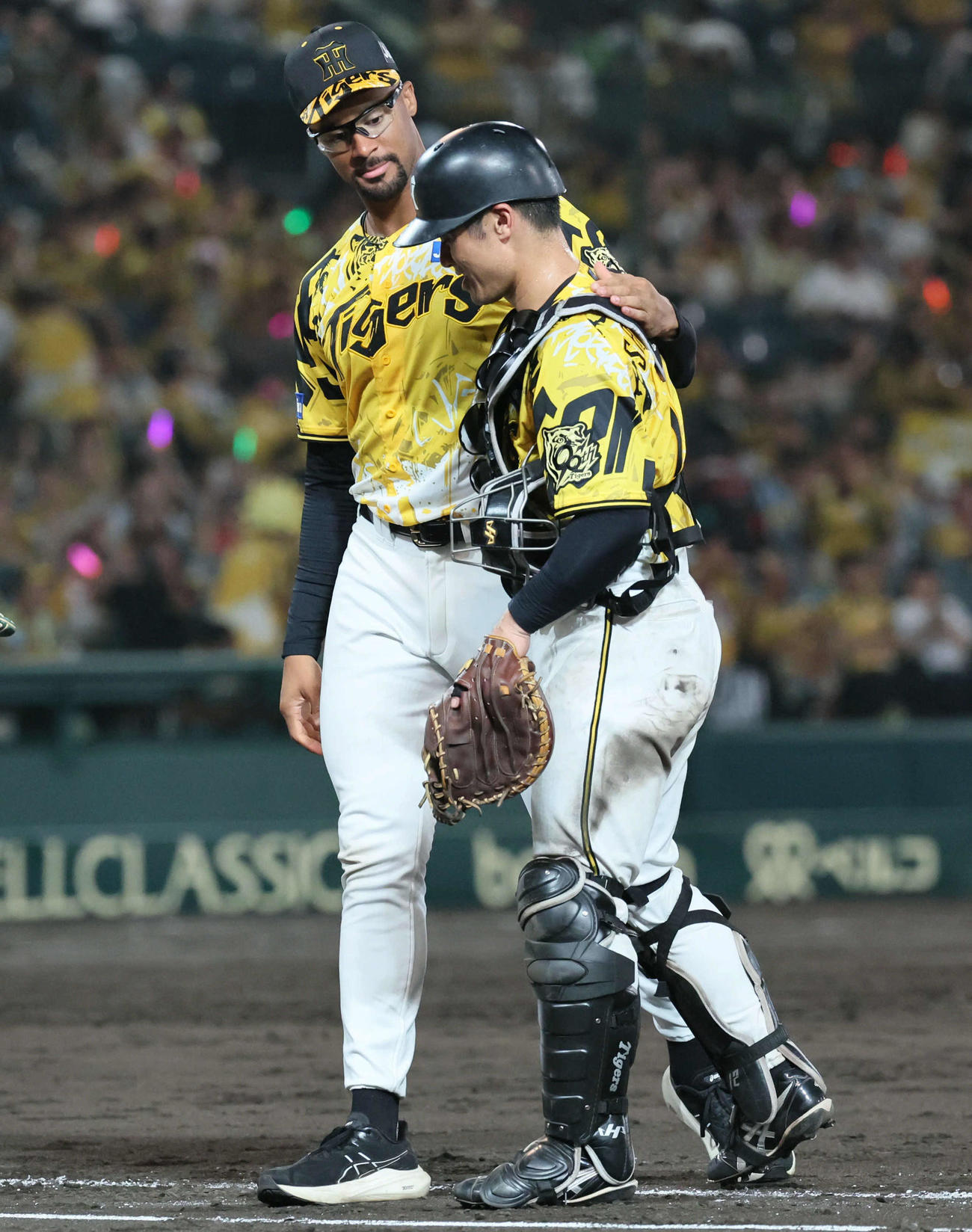 阪神対ヤクルト　勝利を収めたデュプランティエ（左）は坂本の肩を抱く（撮影・宮崎幸一)