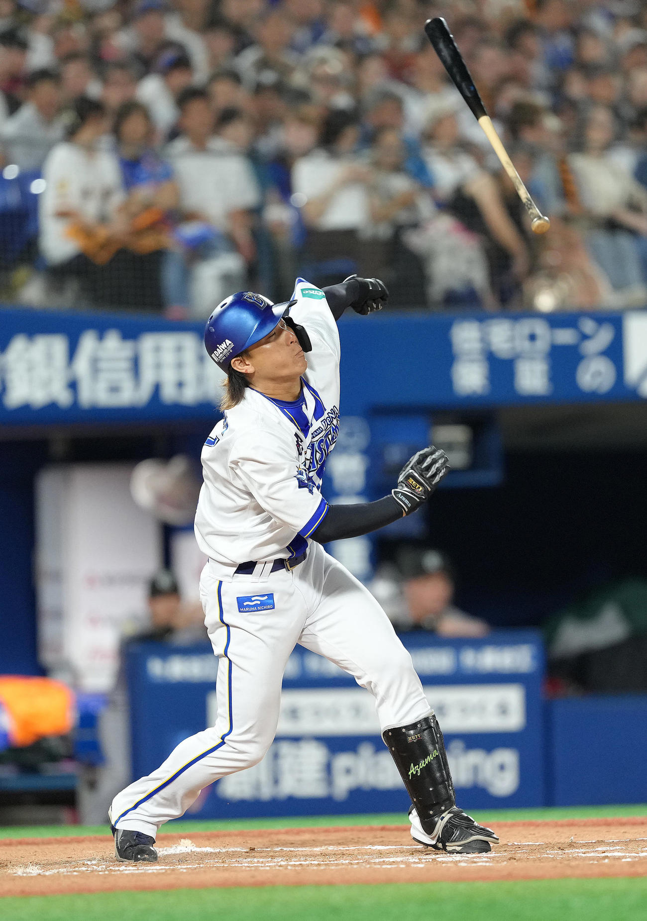 DeNA対巨人　6回裏DeNA無死、代打東妻は空振り三振に倒れバットがすっぽ抜ける（撮影・足立雅史）