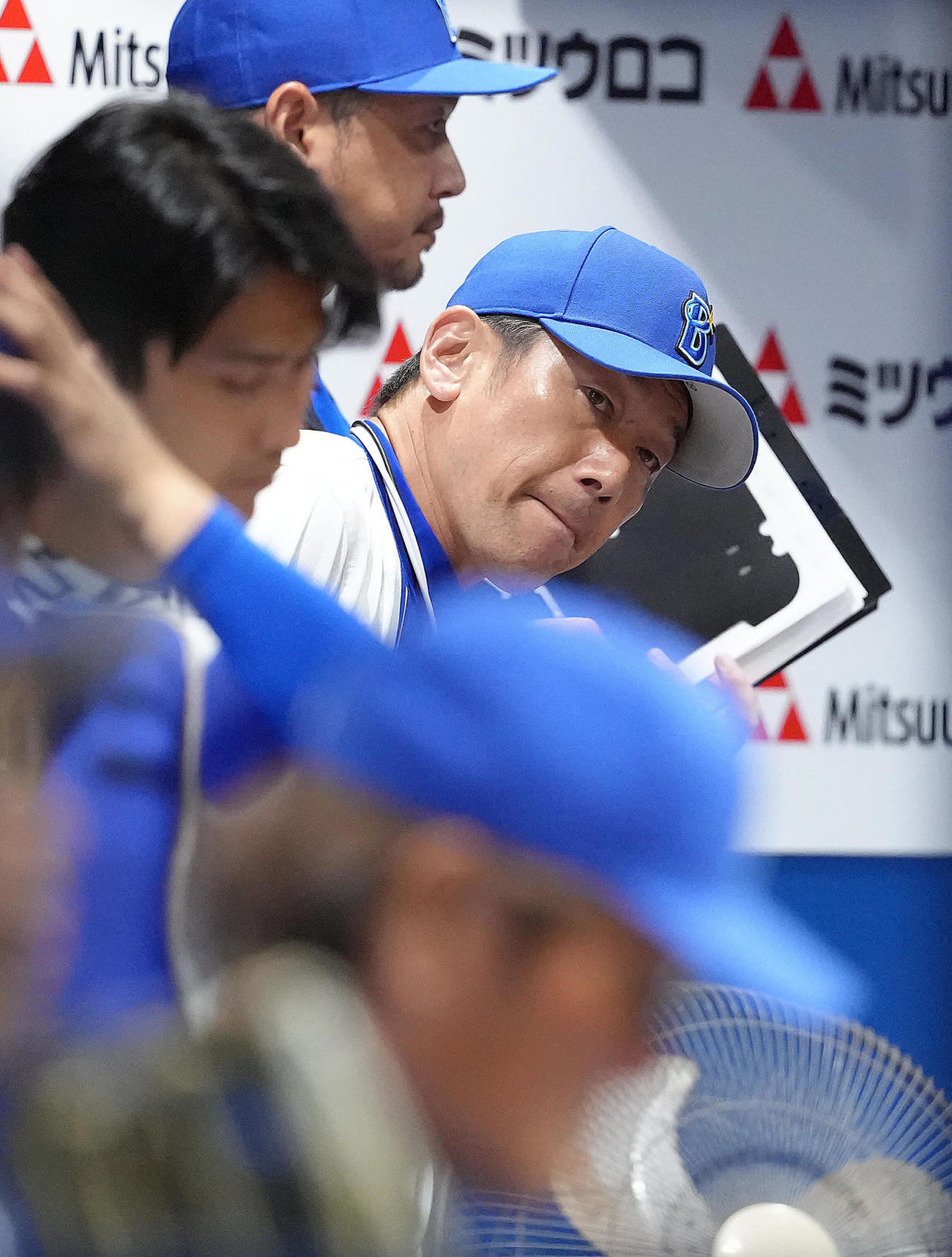 DeNA対巨人　選手交代を告げ、ベンチで厳しい表情を見せるDeNA三浦監督（撮影・足立雅史）