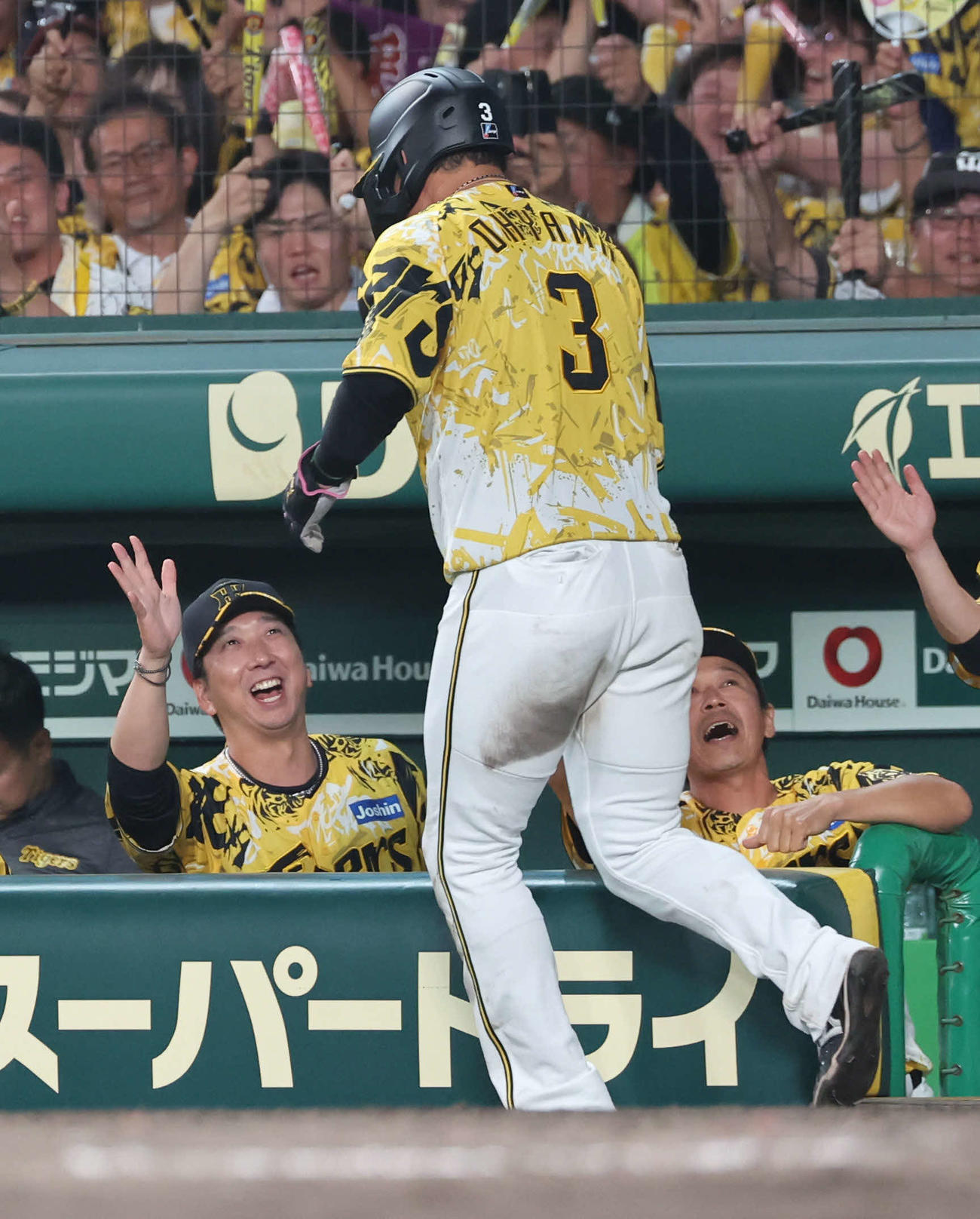 阪神対ヤクルト　8回裏阪神2死一塁、小幡の適時二塁打で生還した一走大山を笑顔で迎える藤川監督（撮影・西尾就之）
