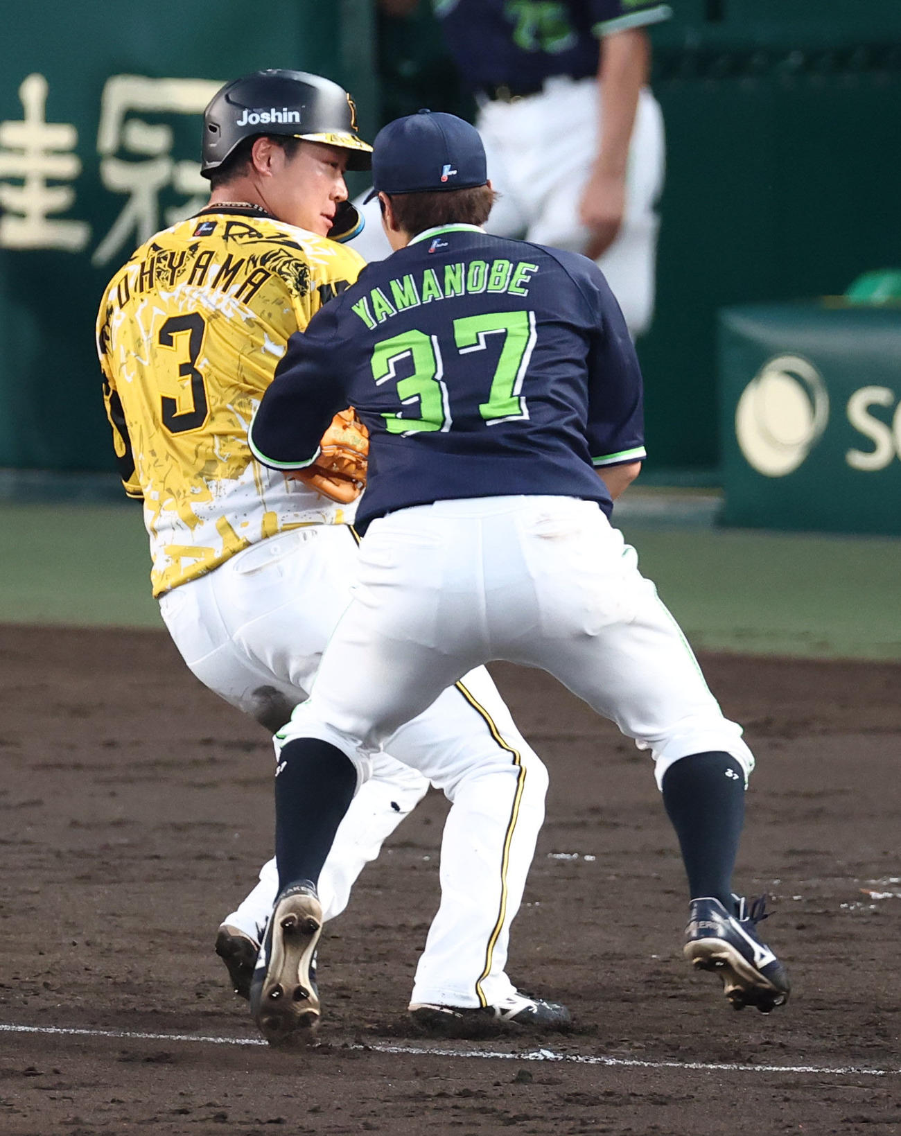 阪神対ヤクルト　4回裏阪神1死二、三塁、豊田の遊ゴロで三本間で挟殺される大山（撮影・上田博志）