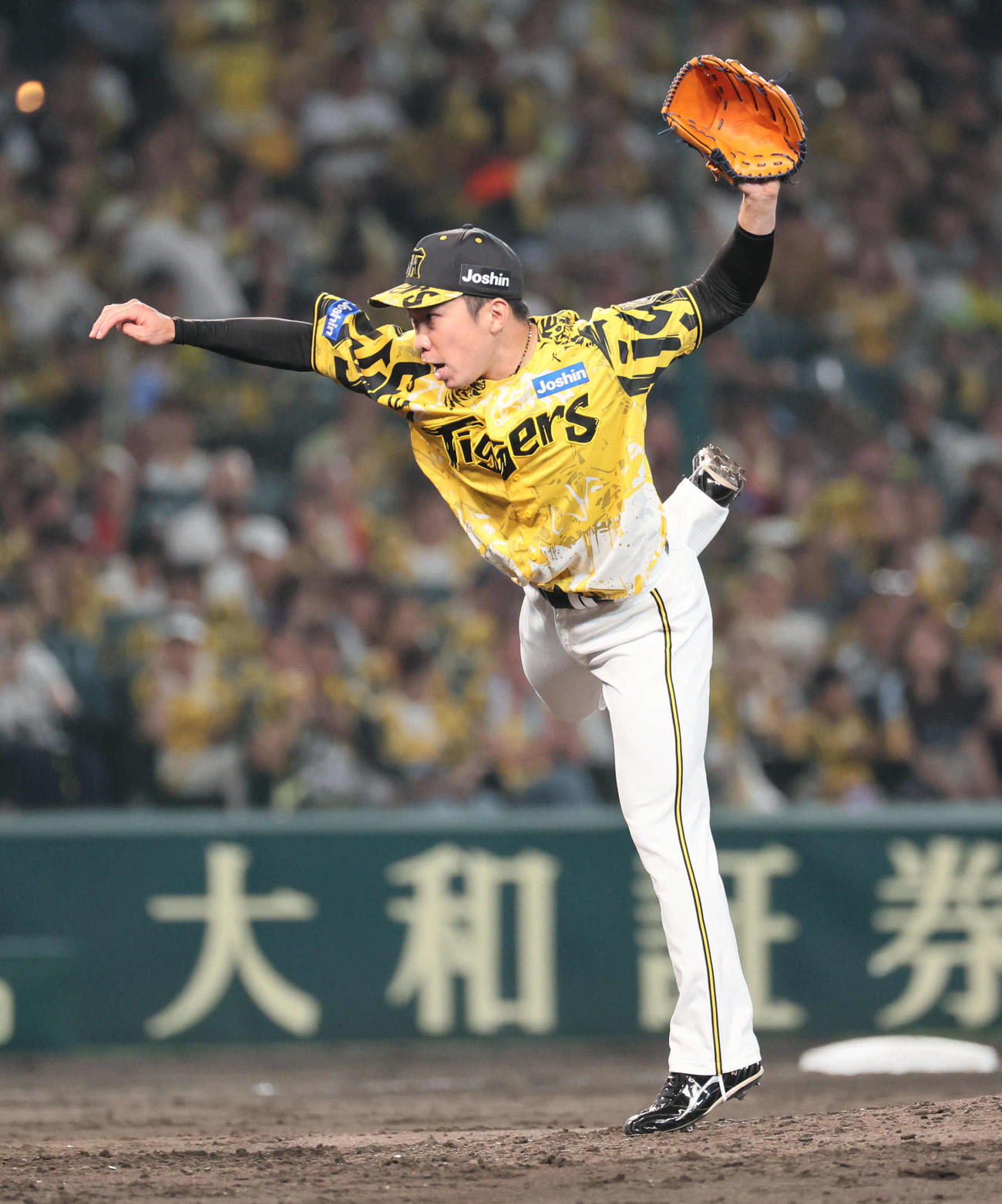 阪神対ヤクルト　阪神2番手の石井（撮影・宮崎幸一)