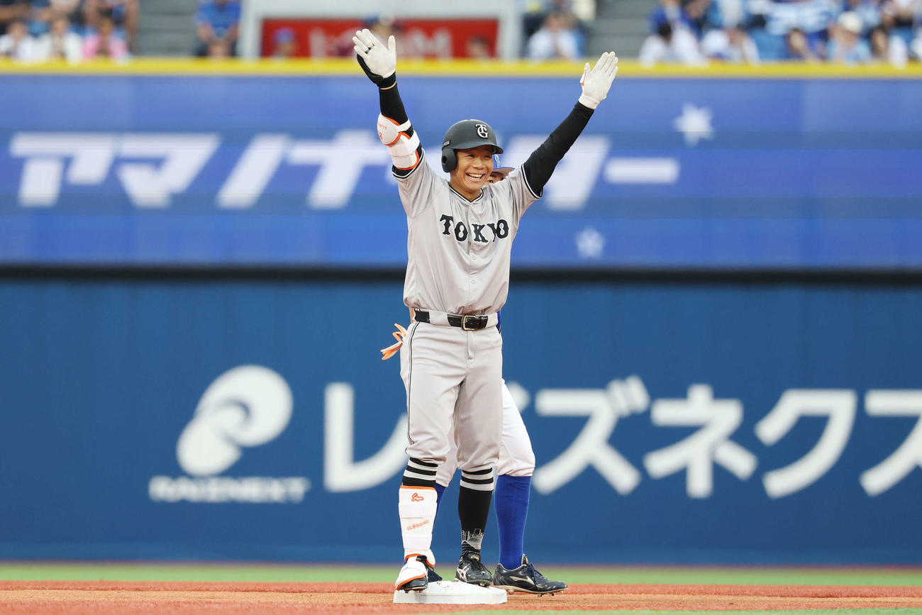 DeNA対巨人　1回表巨人無死三塁、中適時二塁打を放ち喜ぶ佐々木（撮影・宮地輝）