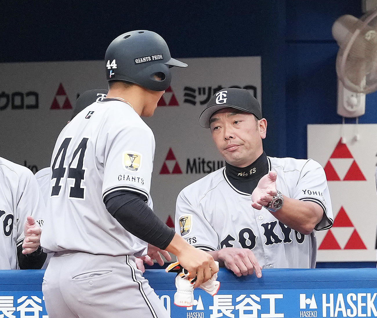 DeNA対巨人　1回表巨人無死二、三塁、坂本の内野ゴロの間に生還した佐々木（左）をタッチで迎える阿部監督（撮影・足立雅史）