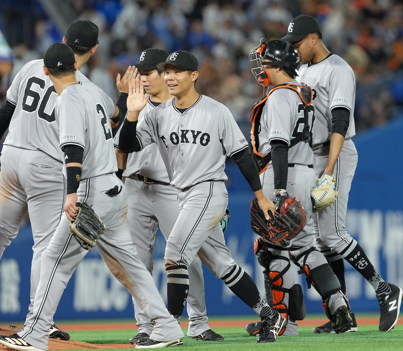 DeNA対巨人　DeNAに連勝し、タッチを交わす巨人佐々木（中央）ら（撮影・足立雅史）