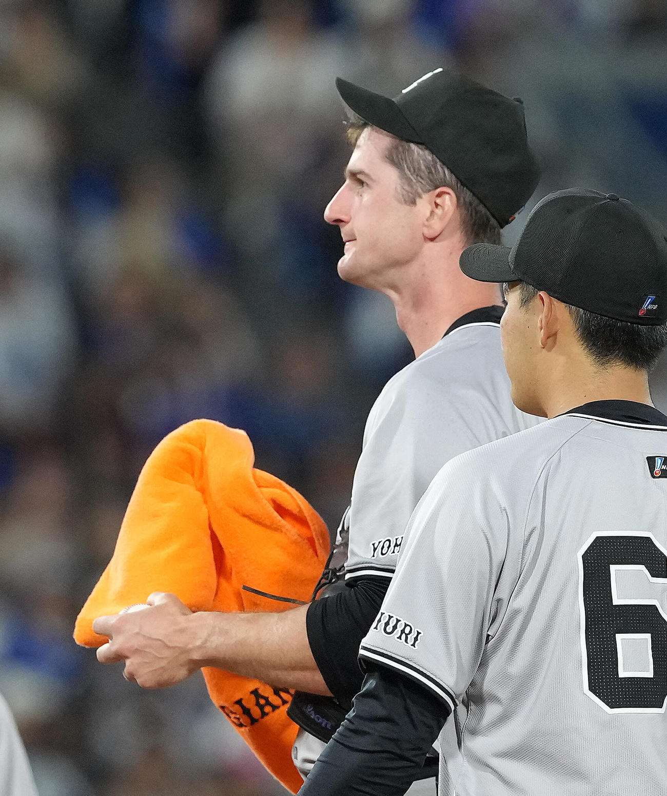 DeNA対巨人　7回途中、マウンドを降りる巨人グリフィン（撮影・足立雅史）