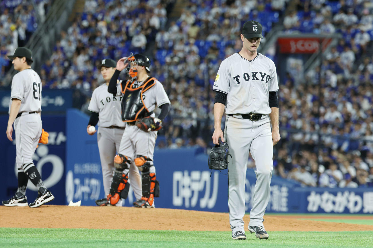 DeNA対巨人　7回裏途中、降板する巨人グリフィン（撮影・宮地輝）