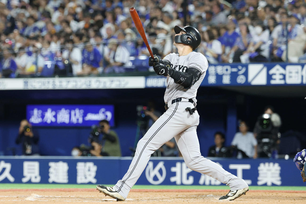 DeNA対巨人　9回表巨人無死、左飛に倒れるフルプ（撮影・宮地輝）