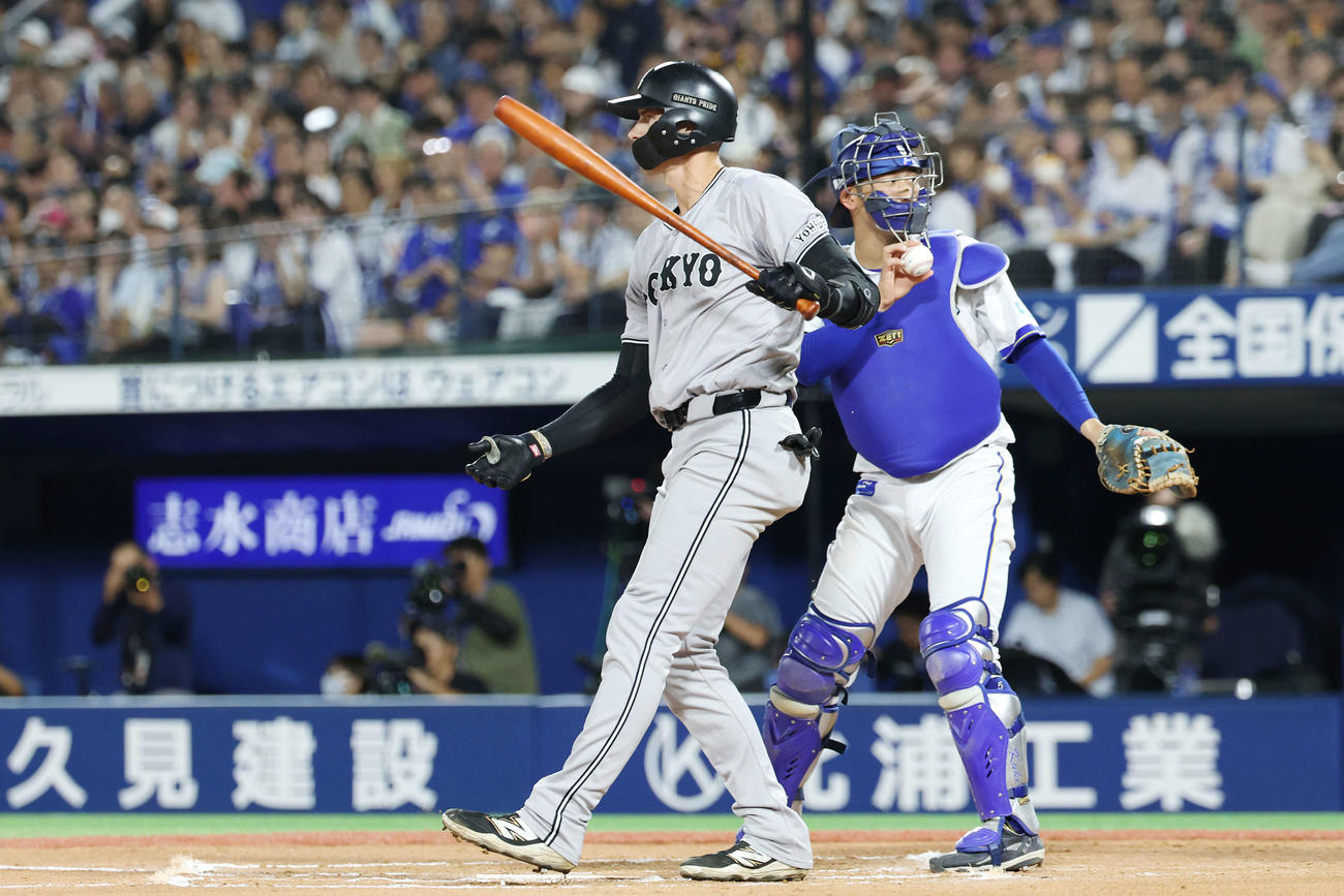 DeNA対巨人　6回表巨人2死、空振り三振に倒れるフルプ（撮影・宮地輝）