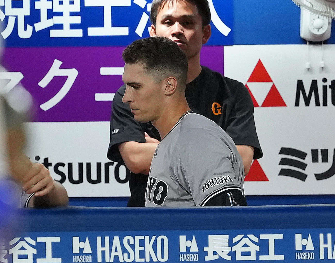 DeNA対巨人　9回表巨人無死、フルプは左飛に倒れ、渋い顔でベンチに戻る（撮影・足立雅史）