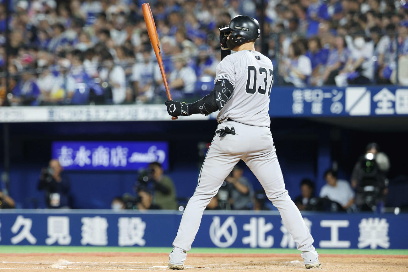DeNA対巨人　9回表巨人無死、打席に立つフルプ（撮影・宮地輝）