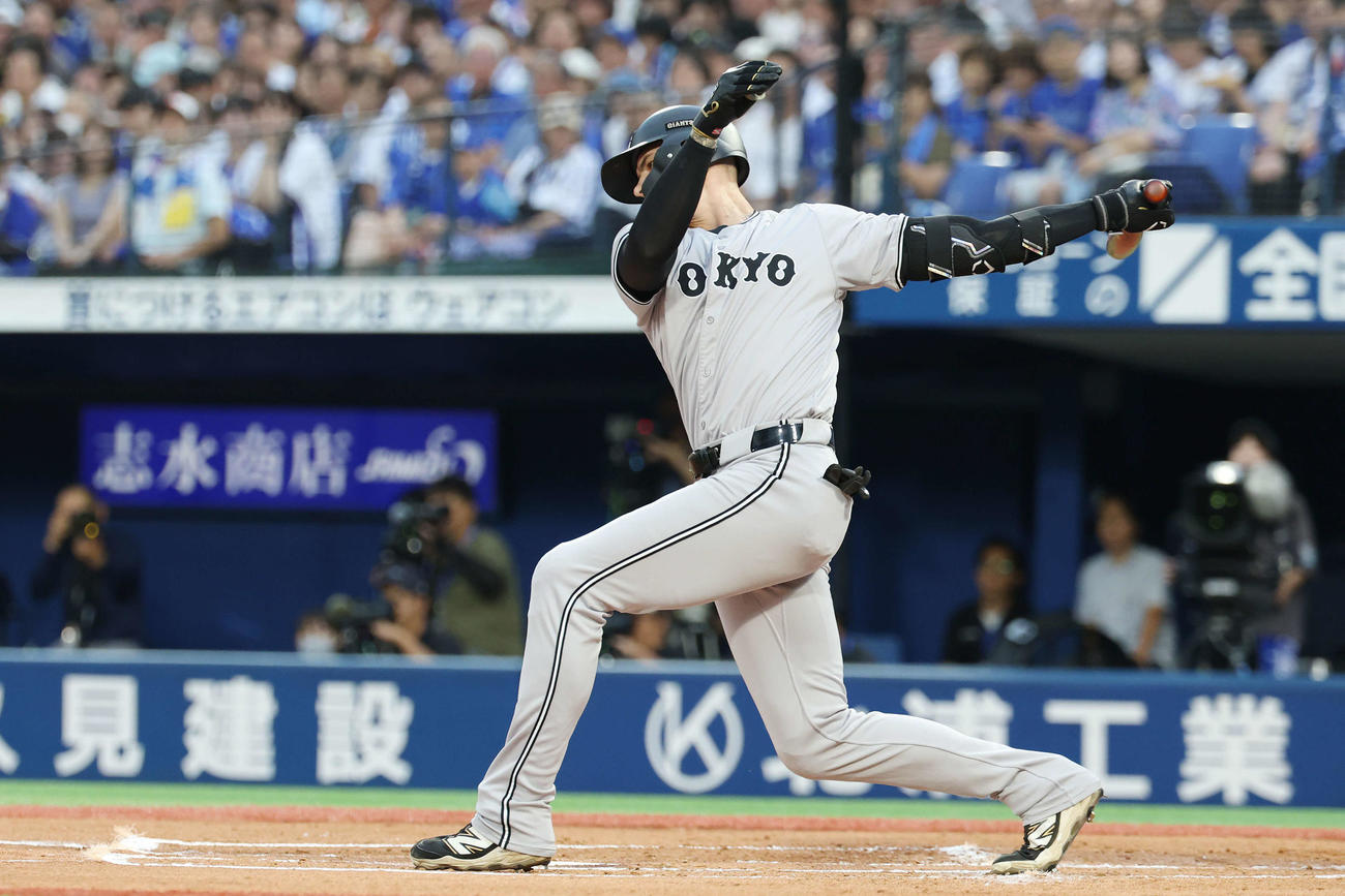 DeNA対巨人　1回表巨人1死一、二塁、空振り三振に倒れるフルプ（撮影・宮地輝）