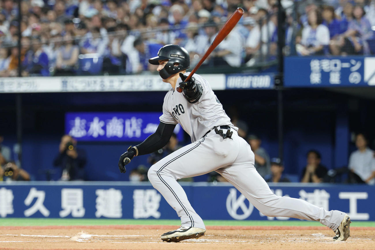 DeNA対巨人　3回表巨人2死一塁、遊ゴロに倒れるフルプ（撮影・宮地輝）